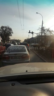 Установка дополнительной секции на светофоре на перекрестке Жукеева-Пудовкина—Ахунбаева поможет разрешить пробки, - водитель (фото)