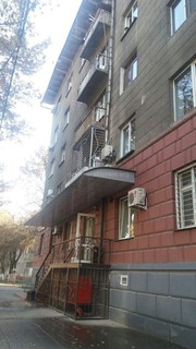 С крыши дома на ул.Киевской течет грязная вода, - читатель (фото)