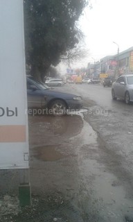 Место для парковки машин на строительном рынке по ул.Кулатова в Бишкеке в ужасном состоянии, - читатель (фото)