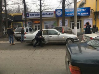 Кулатов көчөсүндө жөө адамды унаа уруп кетти, - окурман <i>(фото)</i>