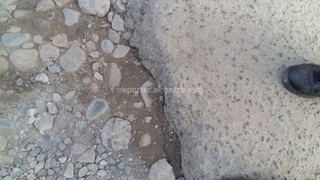 На подъездных путях во дворы ряда домов в мкр Асанбай будет проведен ямочный ремонт