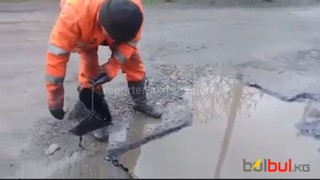 Дорожники кладут асфальт в Сокулукском районе после снега и дождей <i>(видео)</i>