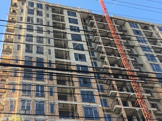 Законно ли строить половину многоэтажного дома кирпичом, а половину другим материалом? - читатель (фото)
