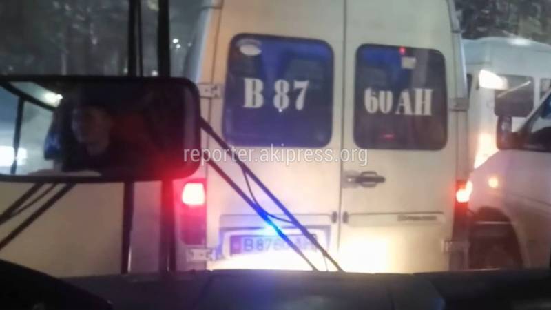 Мэрии и УОБДД советуют упорядочить хаос на остановках Бишкека во избежание ДТП