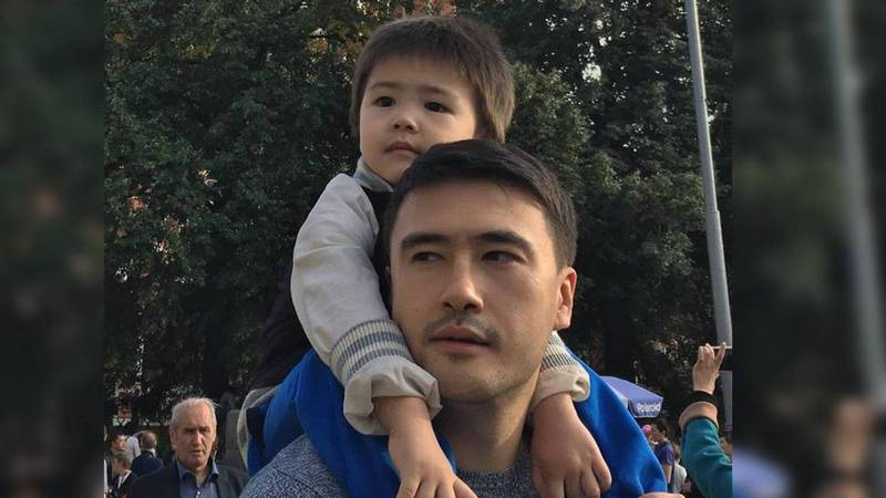 Певец Нурбек Савитахунов собирает деньги на лечение сына