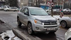 «Доска позора». «Тойота» припарковалась прямо на пешеходном переходе