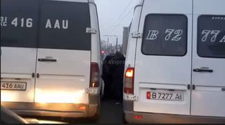 Водители двух маршруток подрались на проезжей части проспекта Чуй <i>(видео)</i>