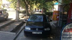 На ул.Московской водитель «Фольксвагена» припарковался на тротуаре и перекрыл проход пешеходам (фото) На ул.Московской водитель «Фольксвагена» припарковался на тротуаре и перекрыл проход пешеходам (фото)