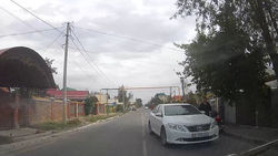 НА Абдраева - Шуштубе водитель «Тойоты» выехал на встречную и перекрыл проезд, чтобы поздороваться <i>(видео)</i>