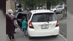 На ул. Московской водитель «Хонды» с госномером 08KG 823AEY заехал на тротуар (фото)