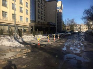 Горожанин интересуется законностью ограждения парковки на Эркиндик-Чокморова (фото)