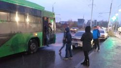 В Ак-Орго на остановках паркуются водители такси