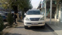 В центре Жалал-Абада «Лексус GX 470» припарковали на тротуаре. На машине в Carcheck «висит» 5 тыс. сомов штрафа