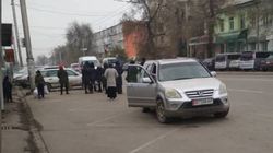 На Токтогула-Бейшеналиевой «Хонда» припарковалась на остановке