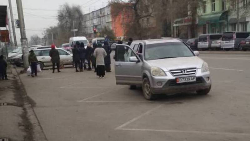 На Токтогула-Бейшеналиевой «Хонда» припарковалась на остановке
