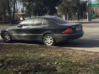 Владельцы указанных машин затемнили передние лобовые стекла, прошу принять меры, - читатель