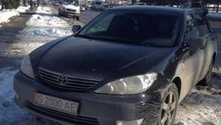 На улице Фрунзе «Тойоту» припарковали на тротуаре. Фото