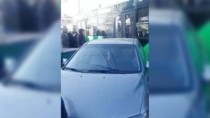 Возле Ошского рынка припаркованная в неположенном месте машина не давала проехать троллейбусу. Видео