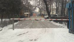 Мэрия ответила на вопрос горожанина о законности установки шлагбаума в парке Панфилова