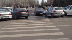 На улице Шопокова возле ЦУМа машину припарковали на «зебре». Фото