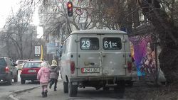 Водитель «УАЗ» припарковался на тротуаре. По Carcheck машина находится в залоге/аресте. Фото