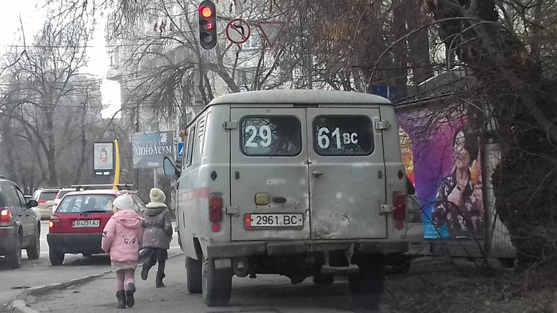 Водитель «УАЗ» припарковался на тротуаре. По Carcheck машина находится в залоге/аресте. Фото