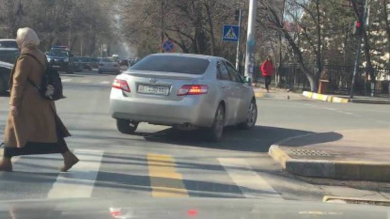 На Манаса-Фрунзе водитель «Тойоты Камри» выехал за стоп-линию. Видео, фото