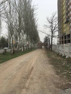 На проспекте Айтматова грузовик ехал по тротуару (фото)