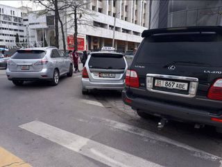 Машина перегородила путь к пешеходному переходу