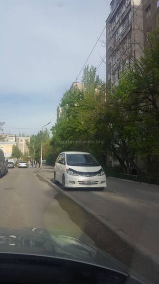 Парковка на тротуаре в мкр Аламедин-1