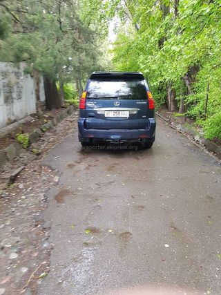 Парковка на тротуаре на ул.Каралаева