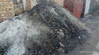 Жительница Бишкека просит убрать кучу золы на ул.Бронированной (фото)