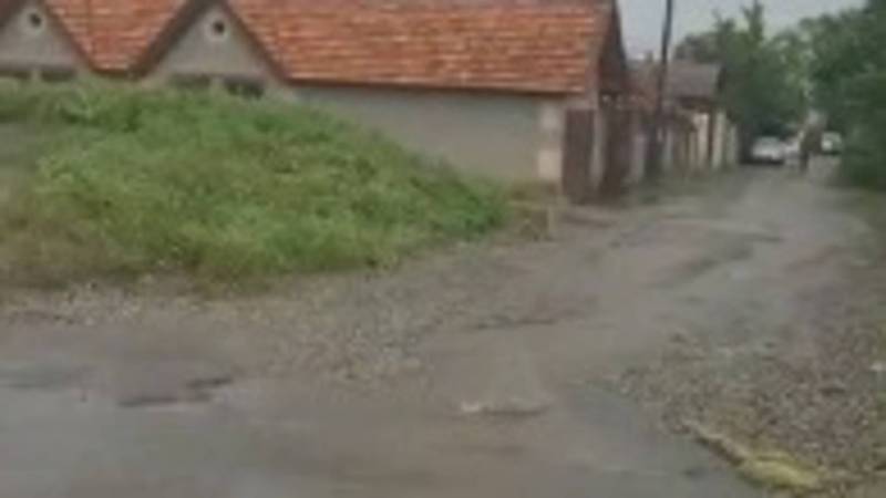 Во время дождя вода с ул.Ахунбаева стекает в Бакинский переулок и затапливает дворы, - местная жительница. Видео
