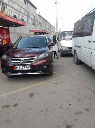Парковка на остановке в районе Ошского рынка