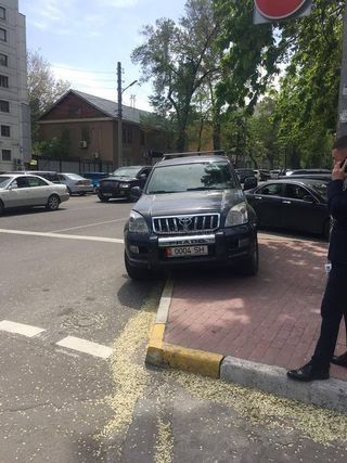 Парковка на тротуаре