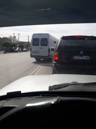 Микроавтобус пересек двойную сплошную