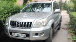 Водитель припарковал Toyota Land Cruiser на тротуаре нацгоспиталя, - очевидец. Фото