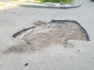 Яма в 8 микрорайоне Бишкека, которую обещали заделать, стала еще больше <i>(фото)</i>