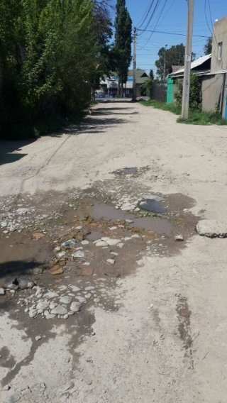 На пересечении ул. Западной и Жибек Жолу 3 года происходит утечка питьевой воды <b>(фото)</b>