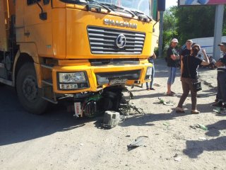 В Бишкеке мотоциклист попал под грузовик <b>(фото)</b>