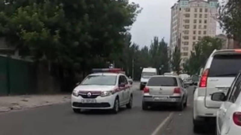 «Фольксваген Гольф» со штрафами на 75 тыс. сомов проехал по встречке мимо машины патрульной милиции. Видео