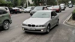 На ул.Московской BMW со штрафами в 13 тыс. сомов едет по встречной. Фото
