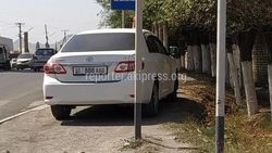 «Мерседес» и «Тойота» припаркованы в неположенном месте, - очевидец