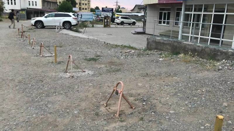 Законно ли у медцентра на ул.7 апреля установили парковочные барьеры? - горожанин