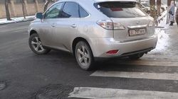 Lexus RX 350 припарковали на зебре на Орозбекова, - очевидец Lexus RX 350 припарковали на зебре на Орозбекова, - очевидец