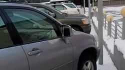 На ул.Жукеева-Пудовкина машины припаркованы на тротуаре, - горожанин На ул.Жукеева-Пудовкина машины припаркованы на тротуаре, - горожанин