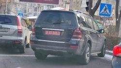 «Мерседес GL 500» с дипномерами припаркован на перекрестке «Мерседес GL 500» с дипномерами припаркован на перекрестке