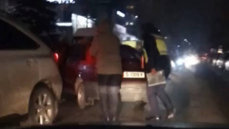 Сотрудник ГУОБДД толкает заглохший «Пассат». Видео