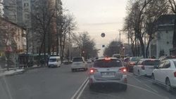 Лексус GX470 проехал по встречной на Манаса. Фото Лексус GX470 проехал по встречной на Манаса. Фото