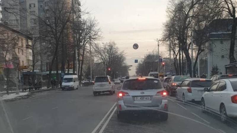 Лексус GX470 проехал по встречной на Манаса. Фото